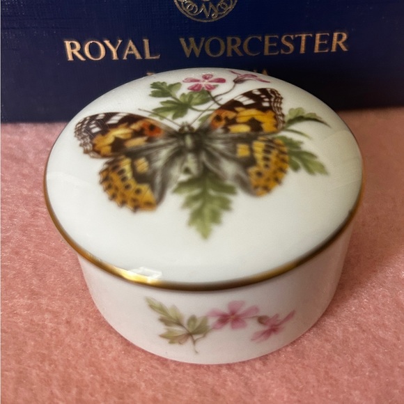 NOS Royal Worcester Bone China Trinket Box~Butterflies - Picture 1 of 5